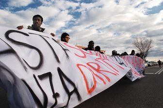 &nbsp;Manifestazione davanti al Cara di Sant'Anna nel 2010