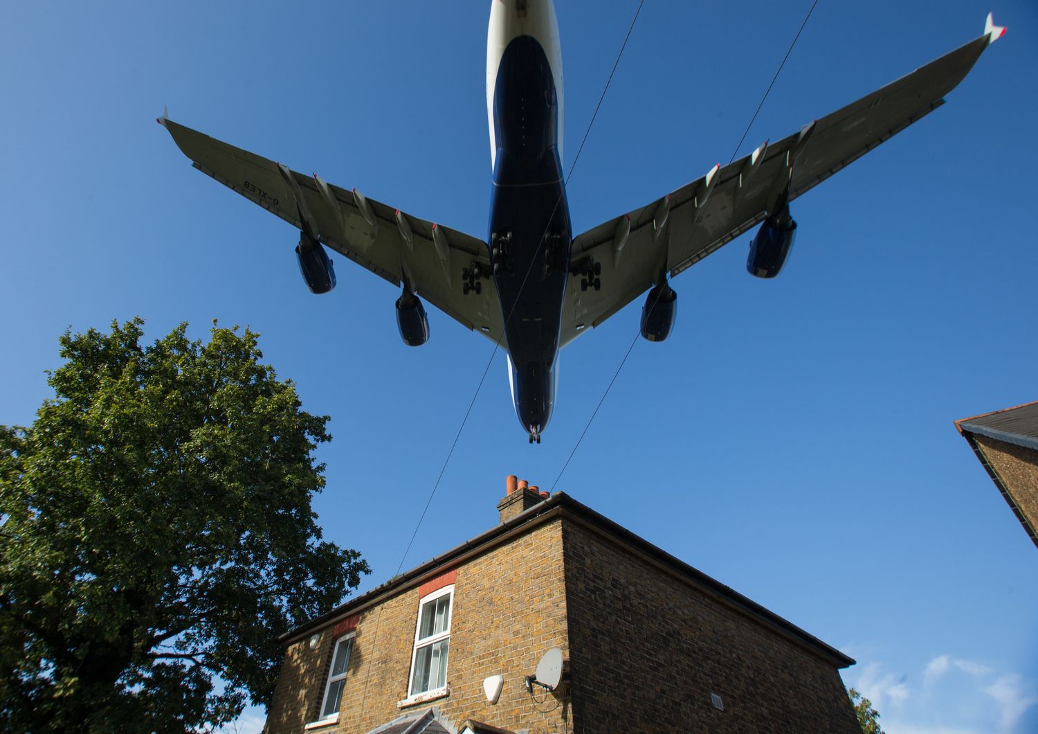 &nbsp;Heathrow, aeroporto di Londra. Un aereo in fase di atterraggio sorvola il quartiere nei pressi della struttura