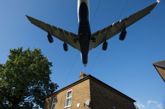 &nbsp;Heathrow, aeroporto di Londra. Un aereo in fase di atterraggio sorvola il quartiere nei pressi della struttura
