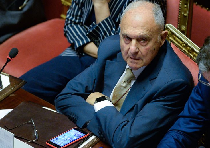 Il ministro Savona ha gi&agrave; cambiato tono sull&#39;Europa a causa dello spread?