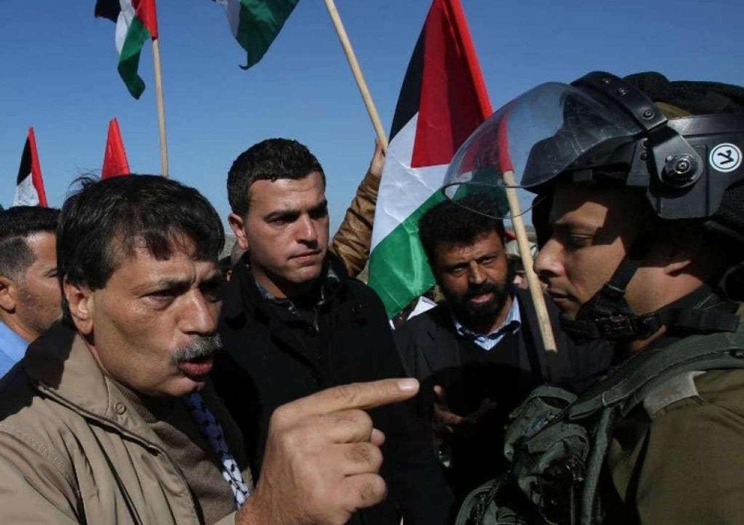 Scontri in Cisgiordania, muore ministro palestinese. Ira di Abu Mazen