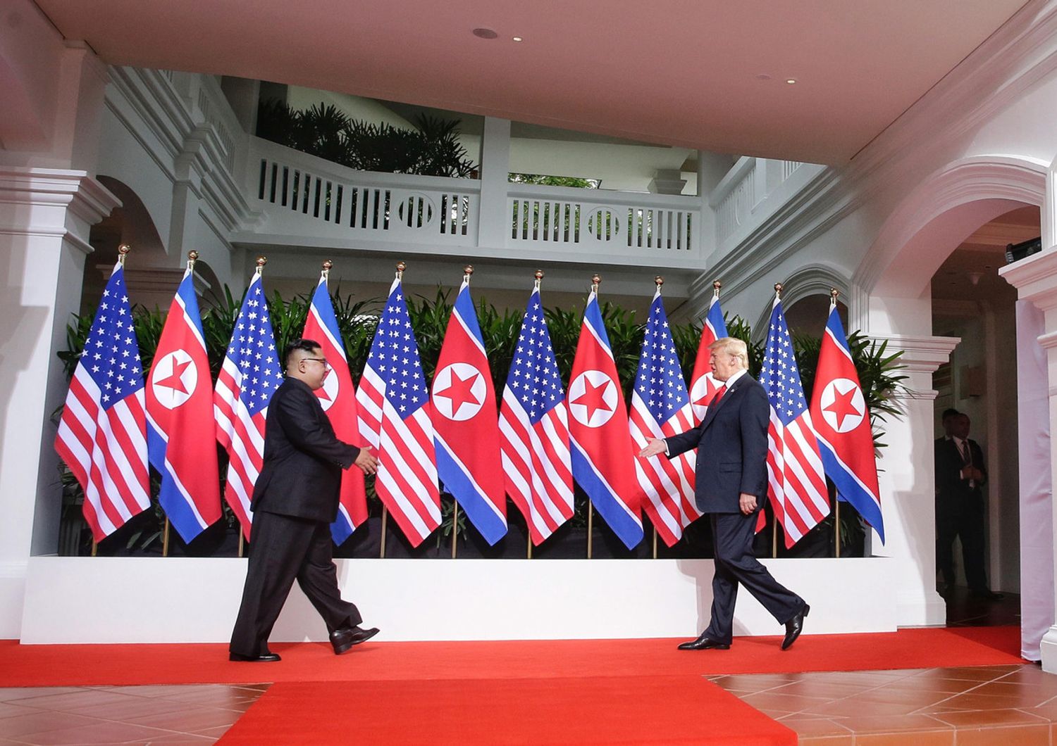 Trump&nbsp;e&nbsp;Kim&nbsp;si sono dati la mano. E hanno preso i primi, importanti impegni