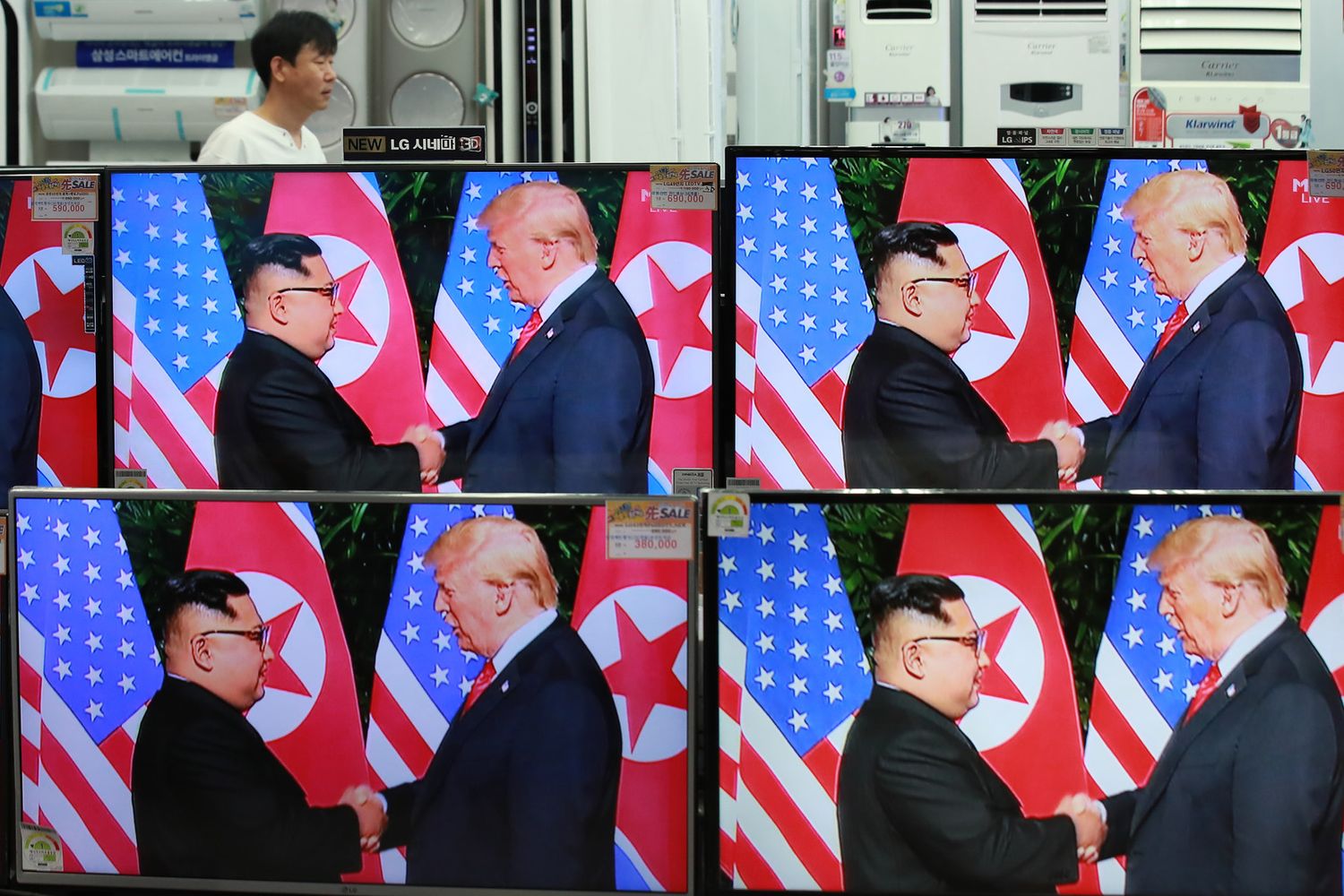 &nbsp;Negoziati per la denuclearizzazione. Vertice storico USA-Corea del Nord. Il Presidente degli Stati Uniti Donald Trump con il leader della Corea del Nord Kim Jong, Singapore il 12 giugno 2018&nbsp;&nbsp;