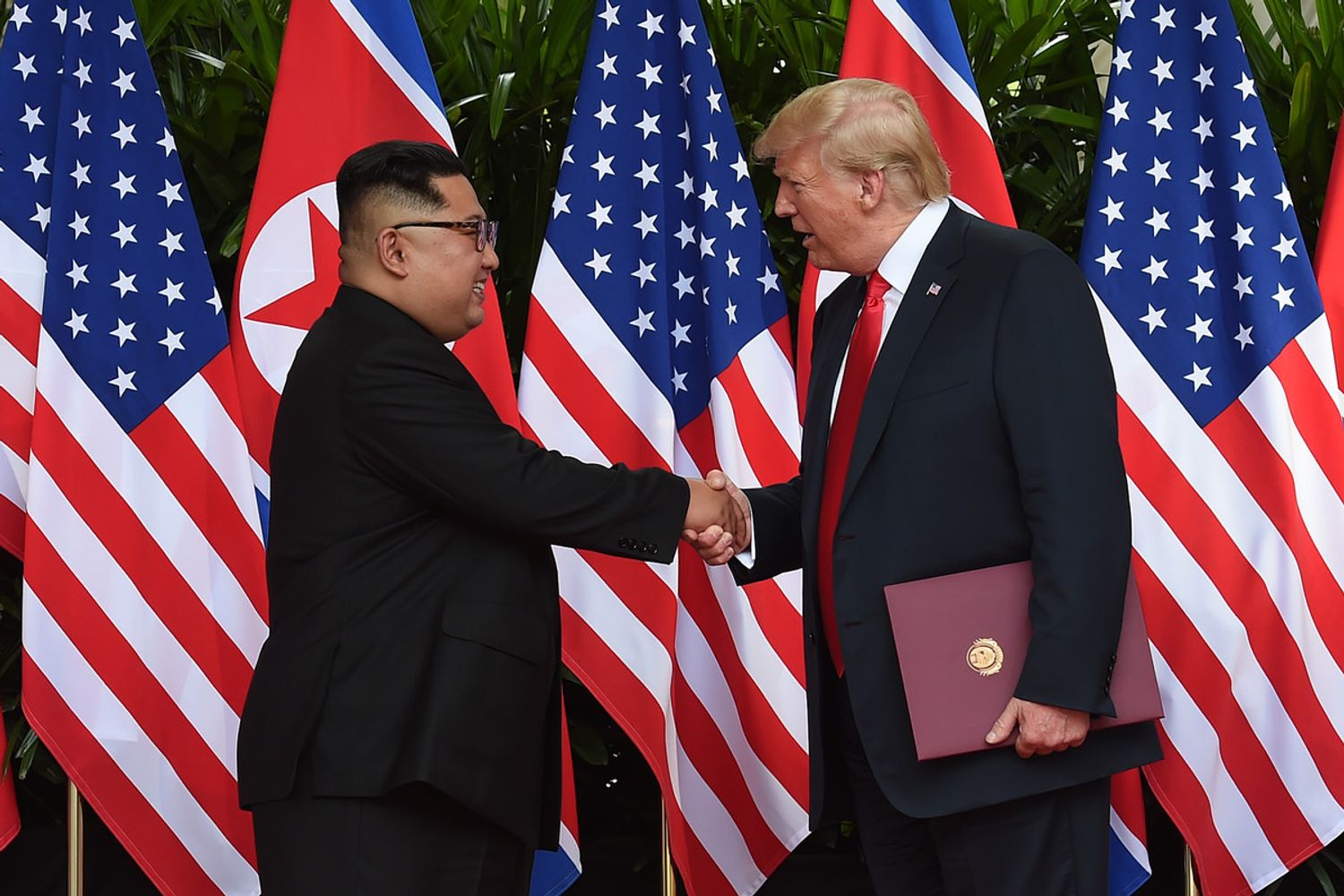 &nbsp; Negoziati per la denuclearizzazione. Vertice storico USA-Corea del Nord. Il Presidente degli Stati Uniti Donald Trump con il leader della Corea del Nord Kim Jong, Singapore il 12 giugno 20