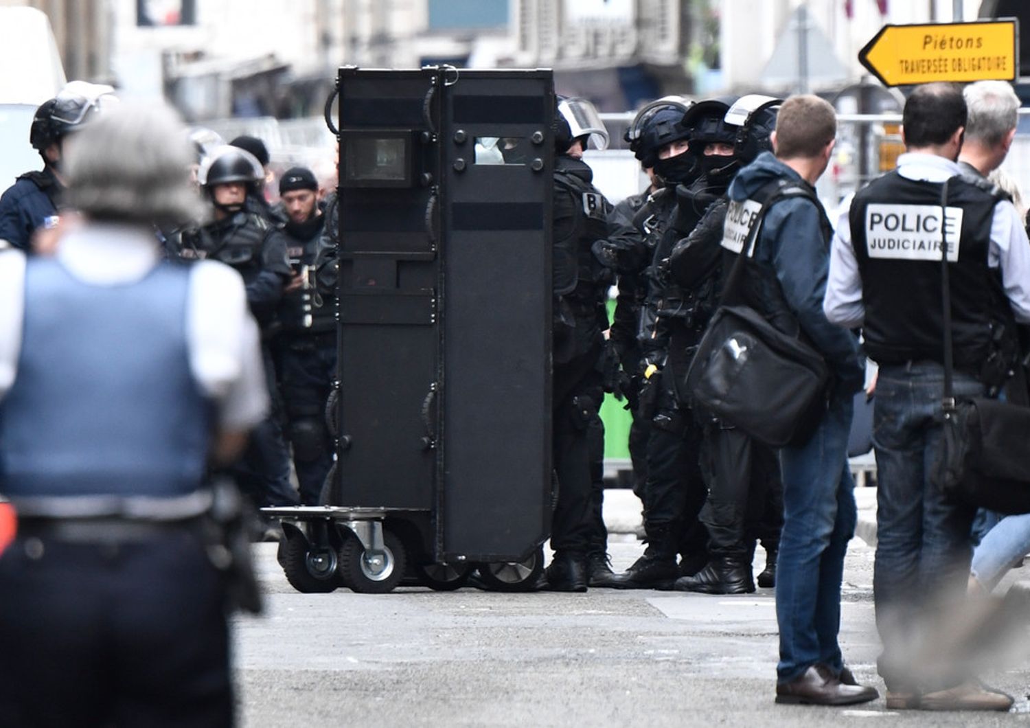 &nbsp;La polizia all'esterno del locale di Parigi dove un uomo armato il 12 giugno tiene in ostaggio tre persone&nbsp;