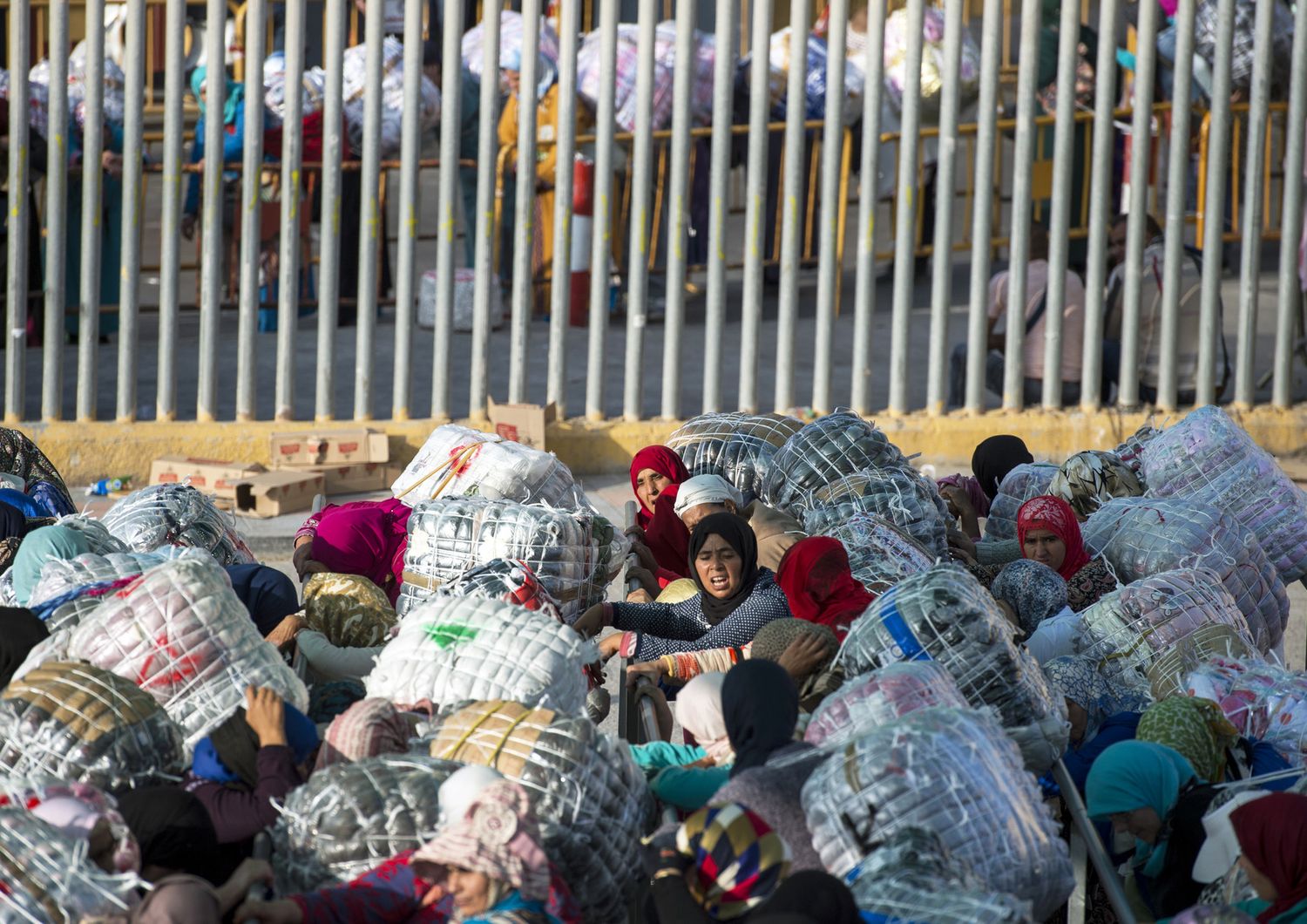 &nbsp;Donne in attesa di varcare il confine tra Marocco e Spagna, a Ceuta&nbsp;
