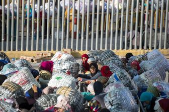 &nbsp;Donne in attesa di varcare il confine tra Marocco e Spagna, a Ceuta&nbsp;