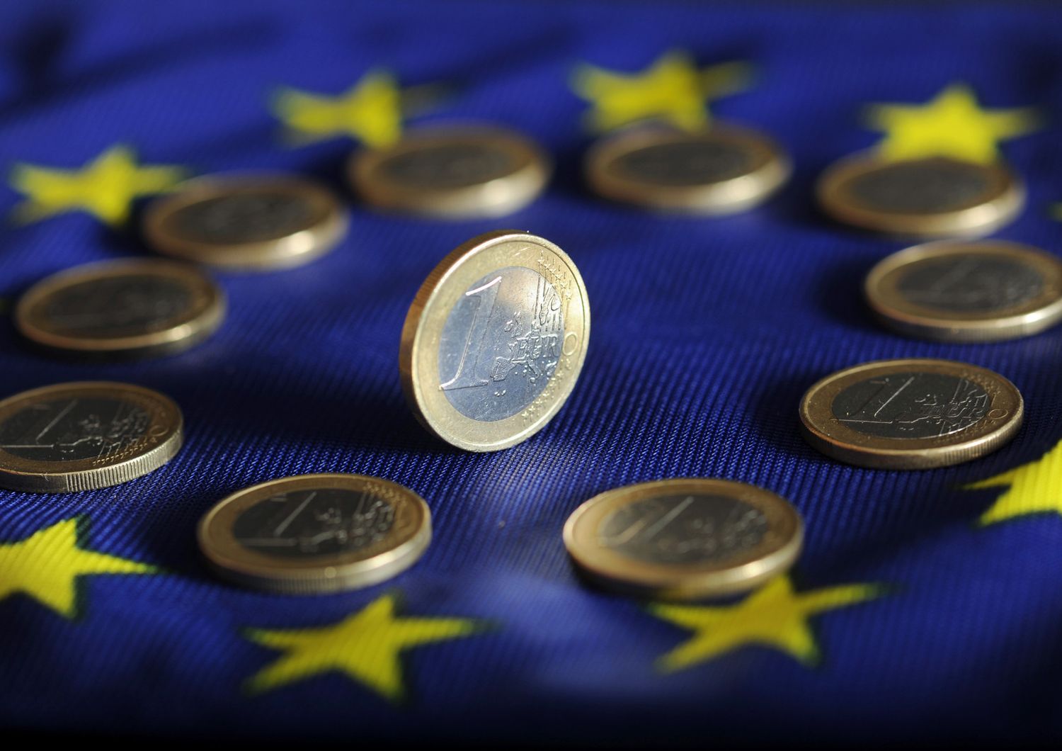 Ue Commissione euro rafforzare ruolo globale