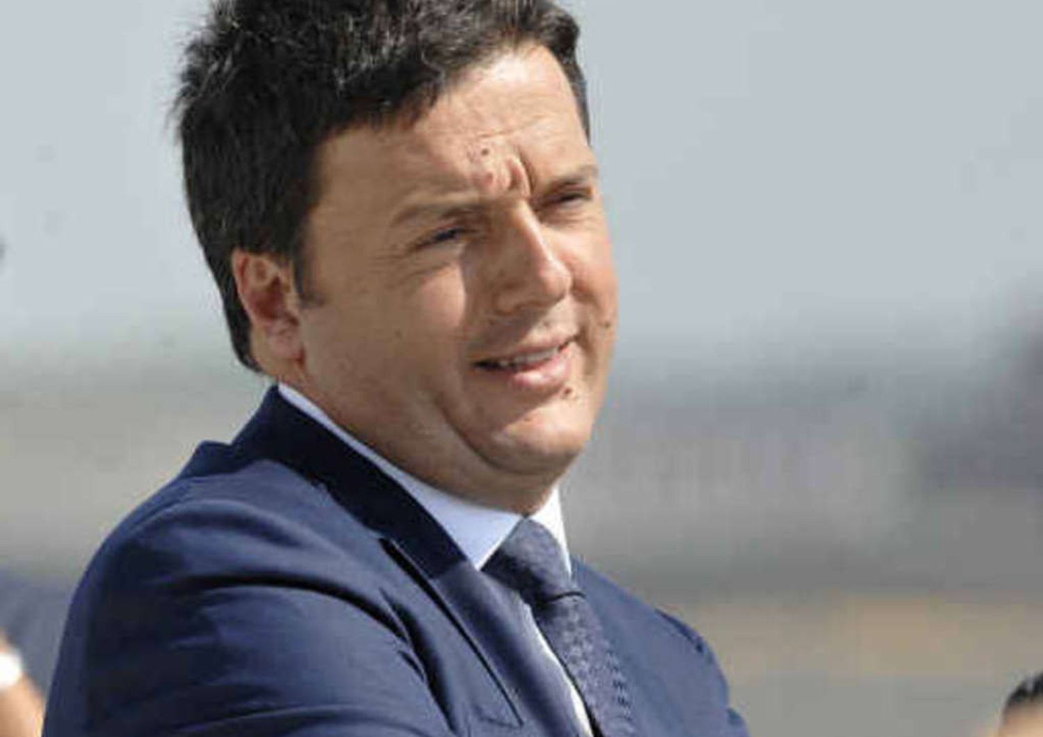 I ministri nelle scuole, Renzi contestato dai precari