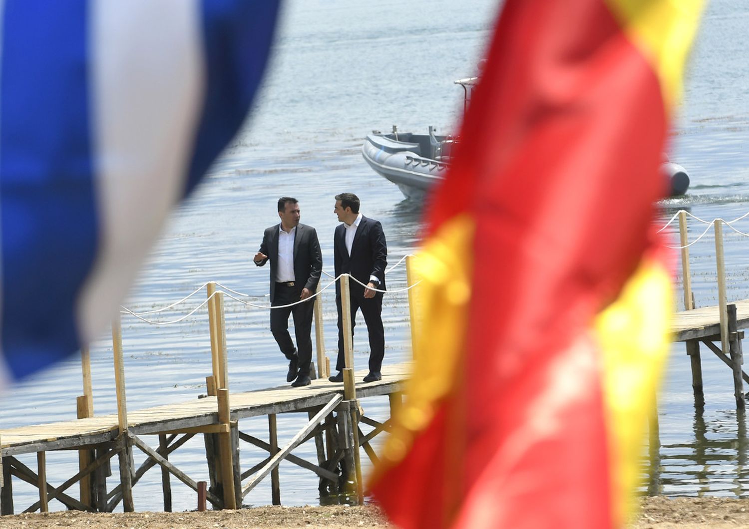 &nbsp; Il primo ministro grego Alexis Tsipras (a sinistra) e il suo omonimo macedone Zoran Zaev (a destra), poco prima dello storico accordo sul nome della Macedonia