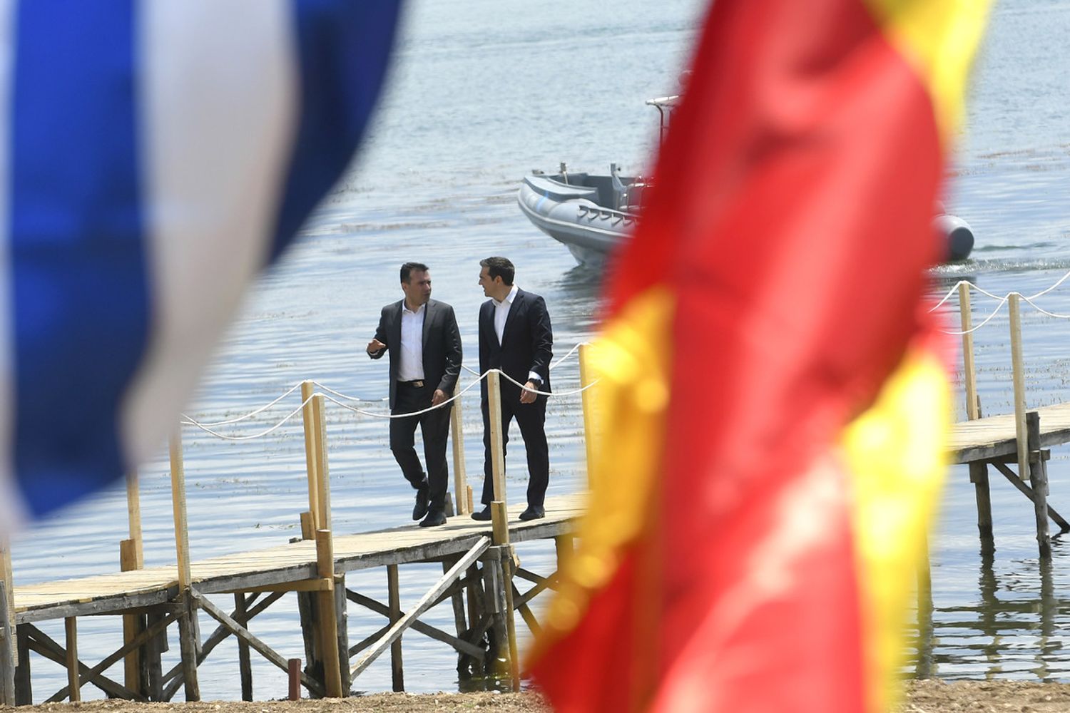 &nbsp; Il primo ministro grego Alexis Tsipras (a sinistra) e il suo omonimo macedone Zoran Zaev (a destra), poco prima dello storico accordo sul nome della Macedonia