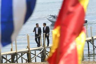 &nbsp; Il primo ministro grego Alexis Tsipras (a sinistra) e il suo omonimo macedone Zoran Zaev (a destra), poco prima dello storico accordo sul nome della Macedonia