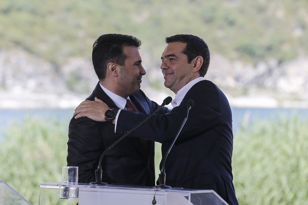 Il primo ministro grego Alexis Tsipras (a sinistra) e il suo omonimo macedone Zoran Zaev (a destra)