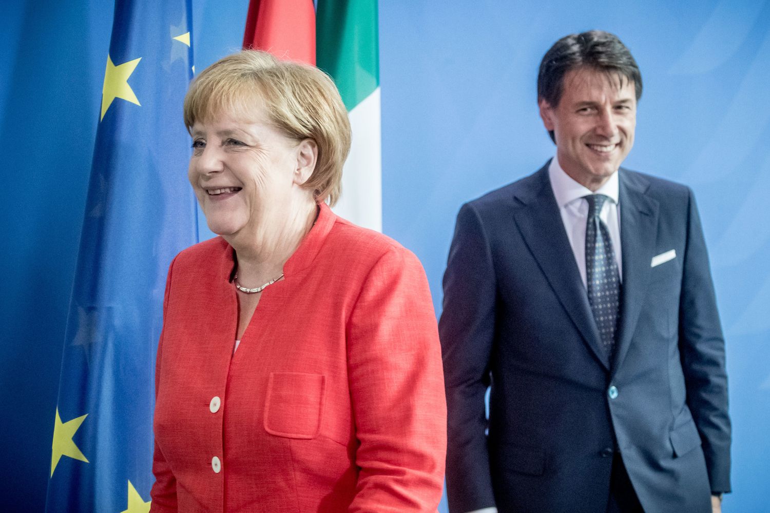 &nbsp;Il cancelliere tedesco Angela Merkel e il primo ministro italiano Giuseppe conte (Afp)