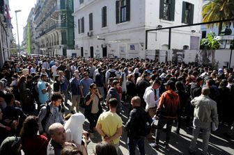 &nbsp;Studenti in attesa di sostenere l'esame di lingua francese ad Algeri