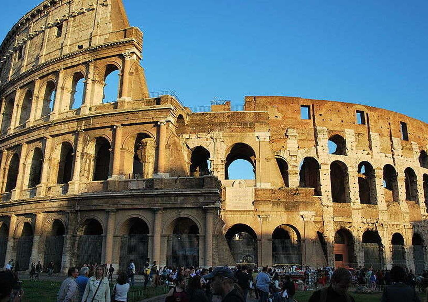 Colosseo: turista russo incide enorme 'k' su muro, arrestato per "danneggiamento aggravato"