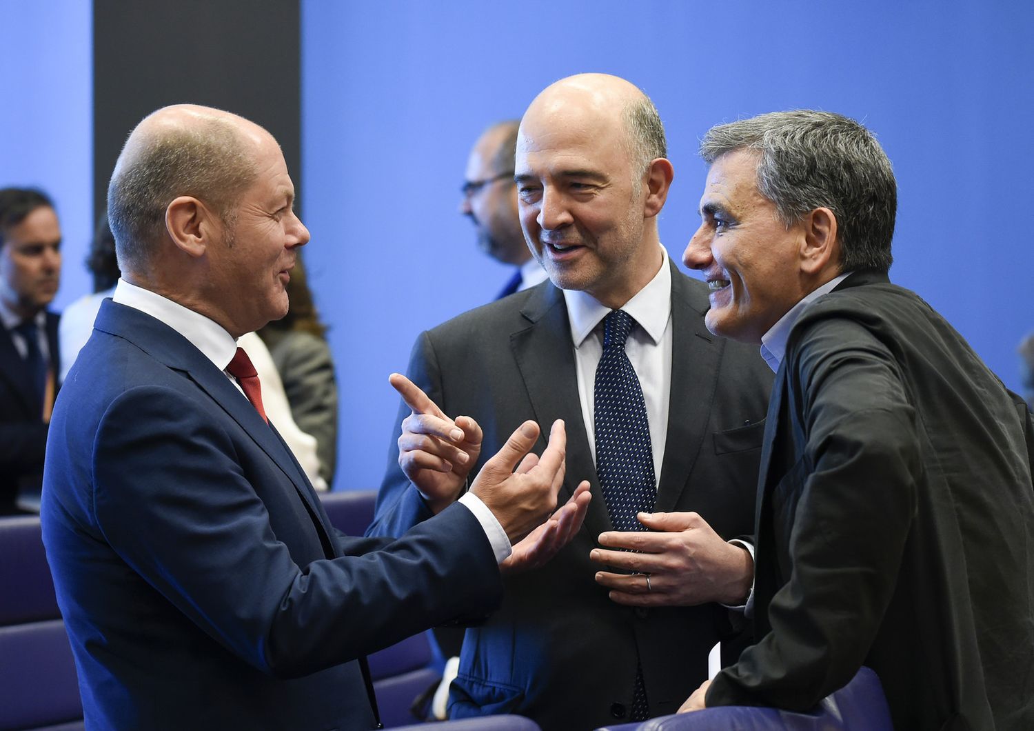 Il ministro delle finanze tedesco Olaf Scholz parla con il commissario europeo per gli Affari economici Pierre Moscovici e il ministro delle Finanze greco Euclid Tsakalotos durante una riunione dell'Eurogruppo al castello di Senningen in Lussemburgo&nbsp;