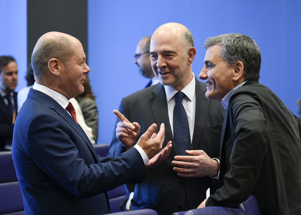 Il ministro delle finanze tedesco Olaf Scholz parla con il commissario europeo per gli Affari economici Pierre Moscovici&nbsp;