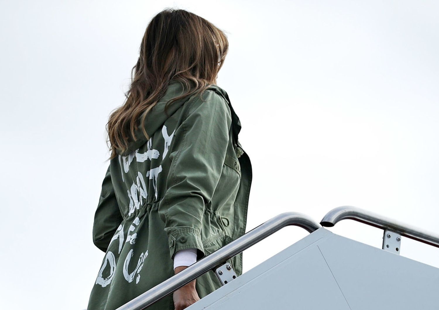 Melania Trump con la giacca con su scritto &quot;A me non importa, e a voi?&quot; sale a bordo dell'Air Force One&nbsp;