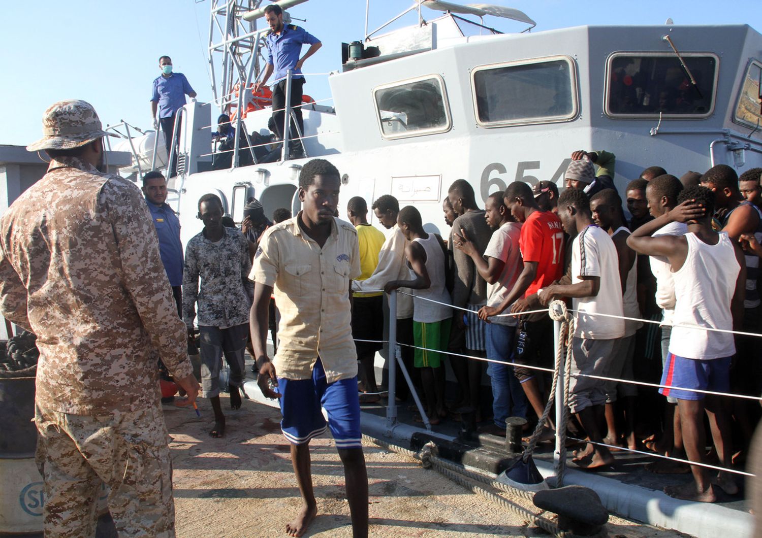 &nbsp;Migranti soccorsi in mare sbarcano nel porto di Tripoli da una motovedetta libica