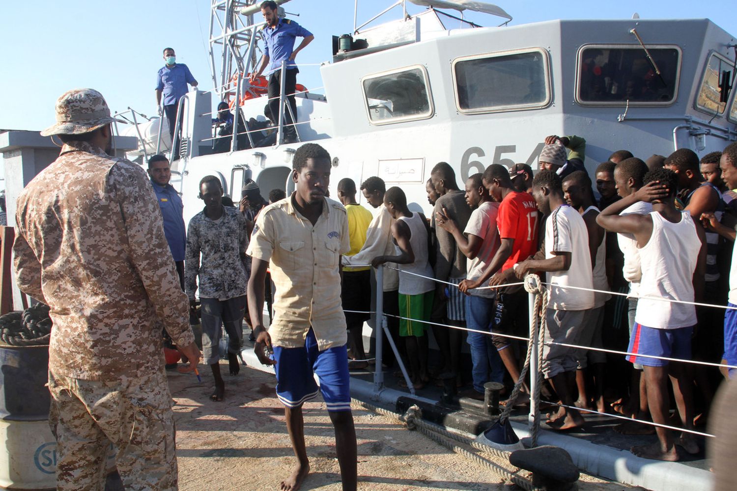 &nbsp;Migranti soccorsi in mare sbarcano nel porto di Tripoli da una motovedetta libica