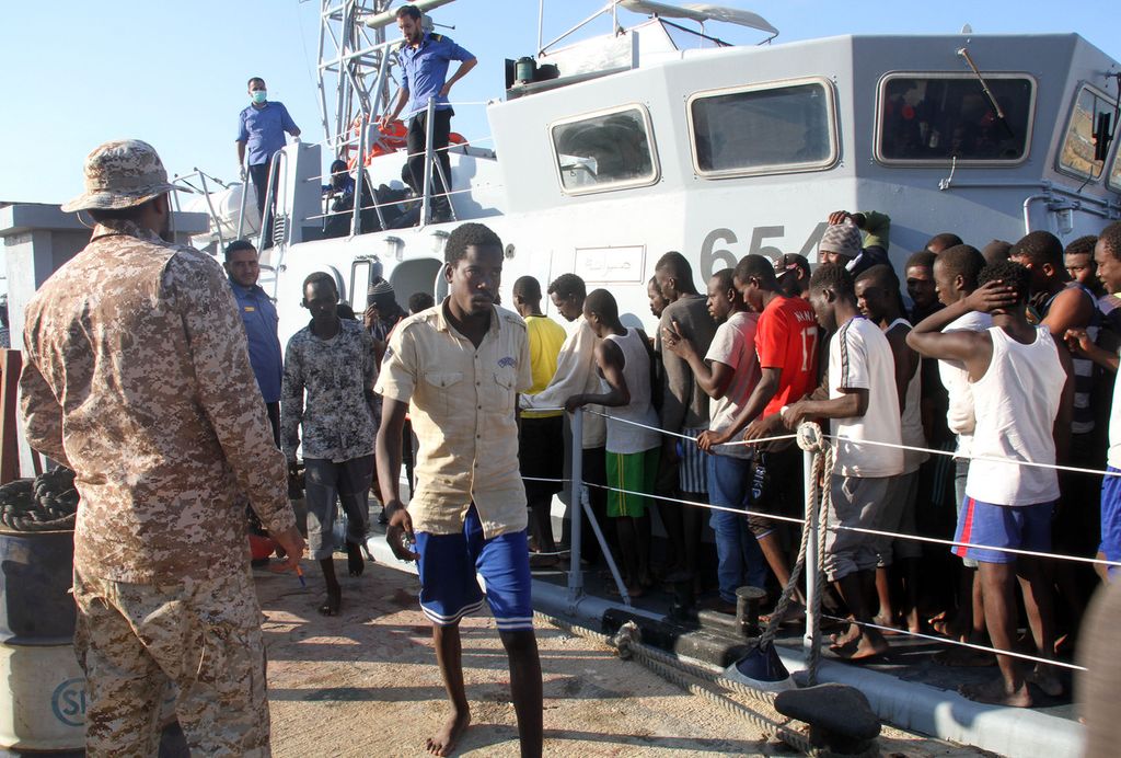 &nbsp;Migranti soccorsi in mare sbarcano nel porto di Tripoli da una motovedetta libica