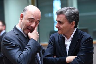 &nbsp;Il commissario europeo per gli Affari economici Pierre Moscovici con il ministro delle finanze greco Euclid Tsakalotos a una riunione dei ministri delle finanze dell'Eurogruppo al Consiglio europeo di Bruxelles