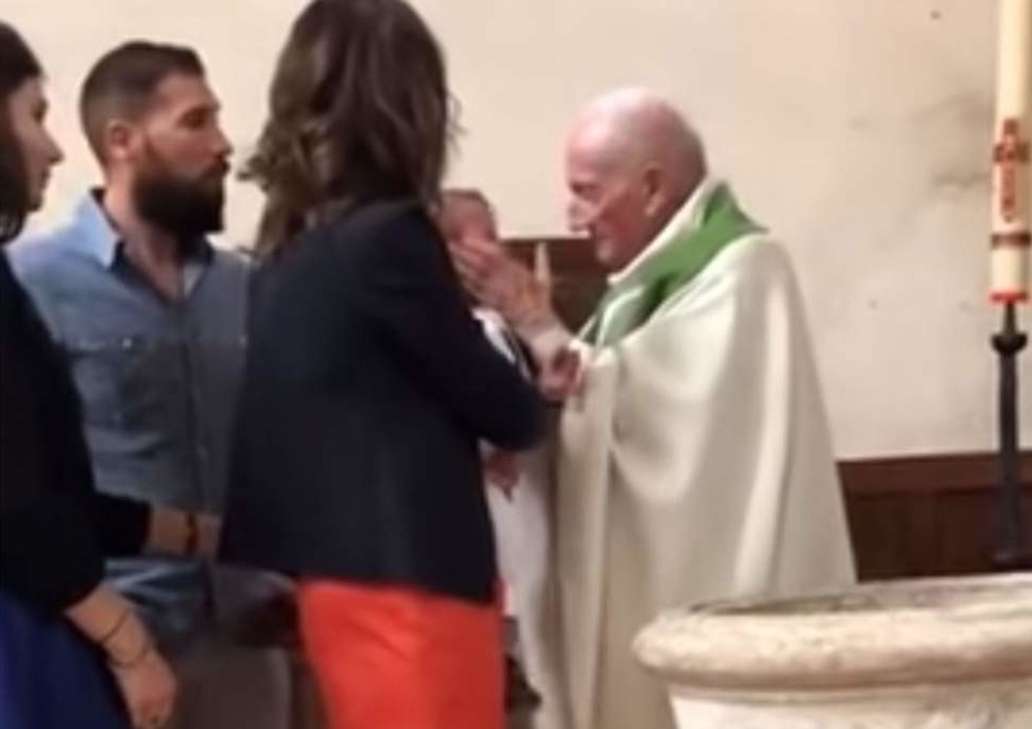 Il bimbo piange al battesimo. E il prete lo schiaffeggia