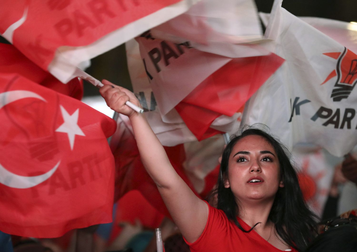 &nbsp;Una sostenitrice del partito Akp del presidente turco Erdogan