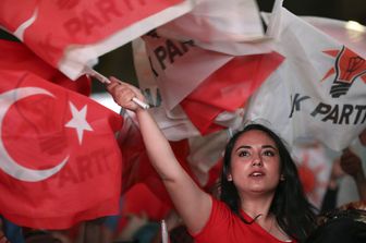 &nbsp;Una sostenitrice del partito Akp del presidente turco Erdogan