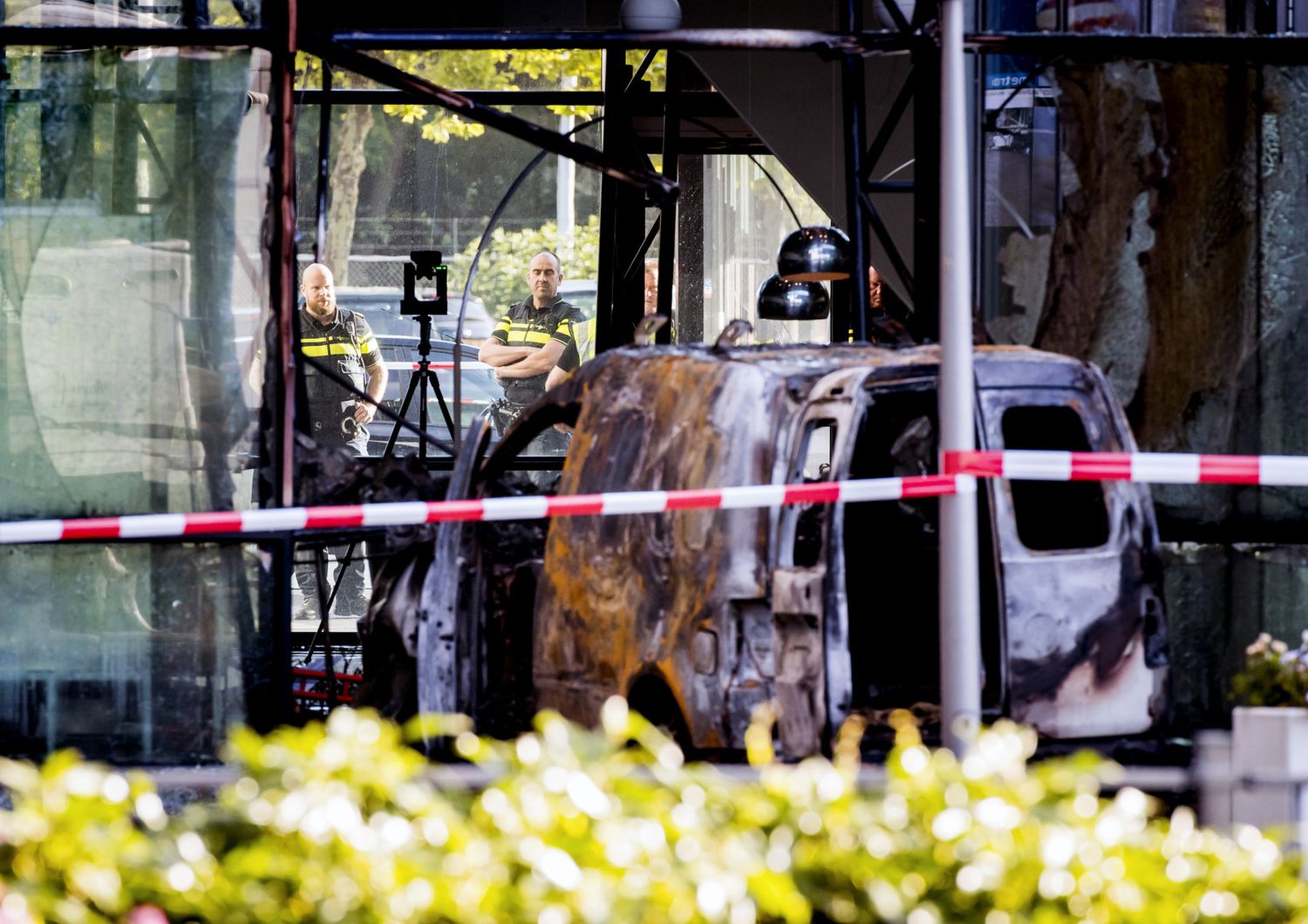 &nbsp;La carcassa del furgone lanciato contro la sede del quotidiano olandese Telegraaf e dato alle fiamme