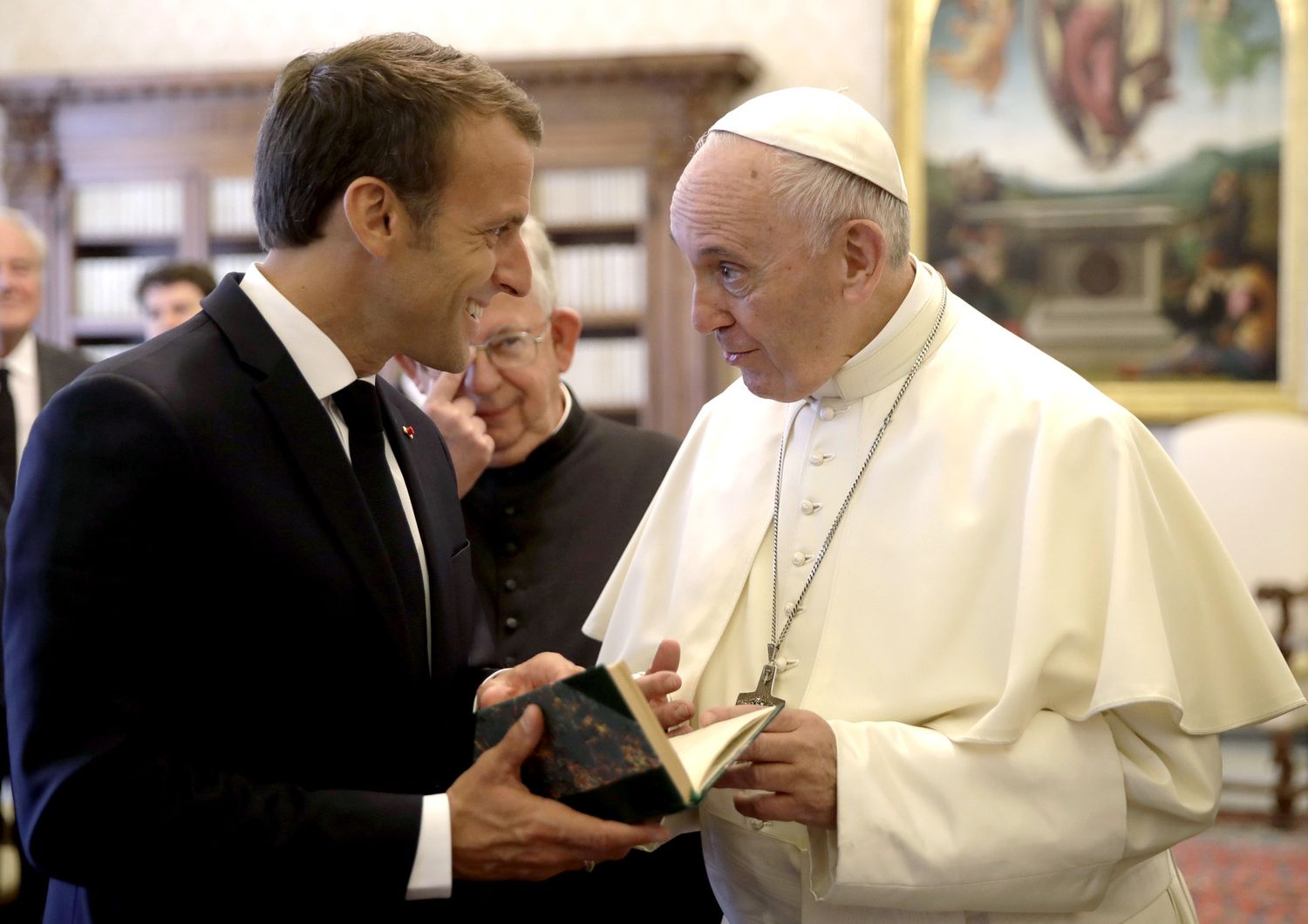 Papa Francesco e Macron (Afp)