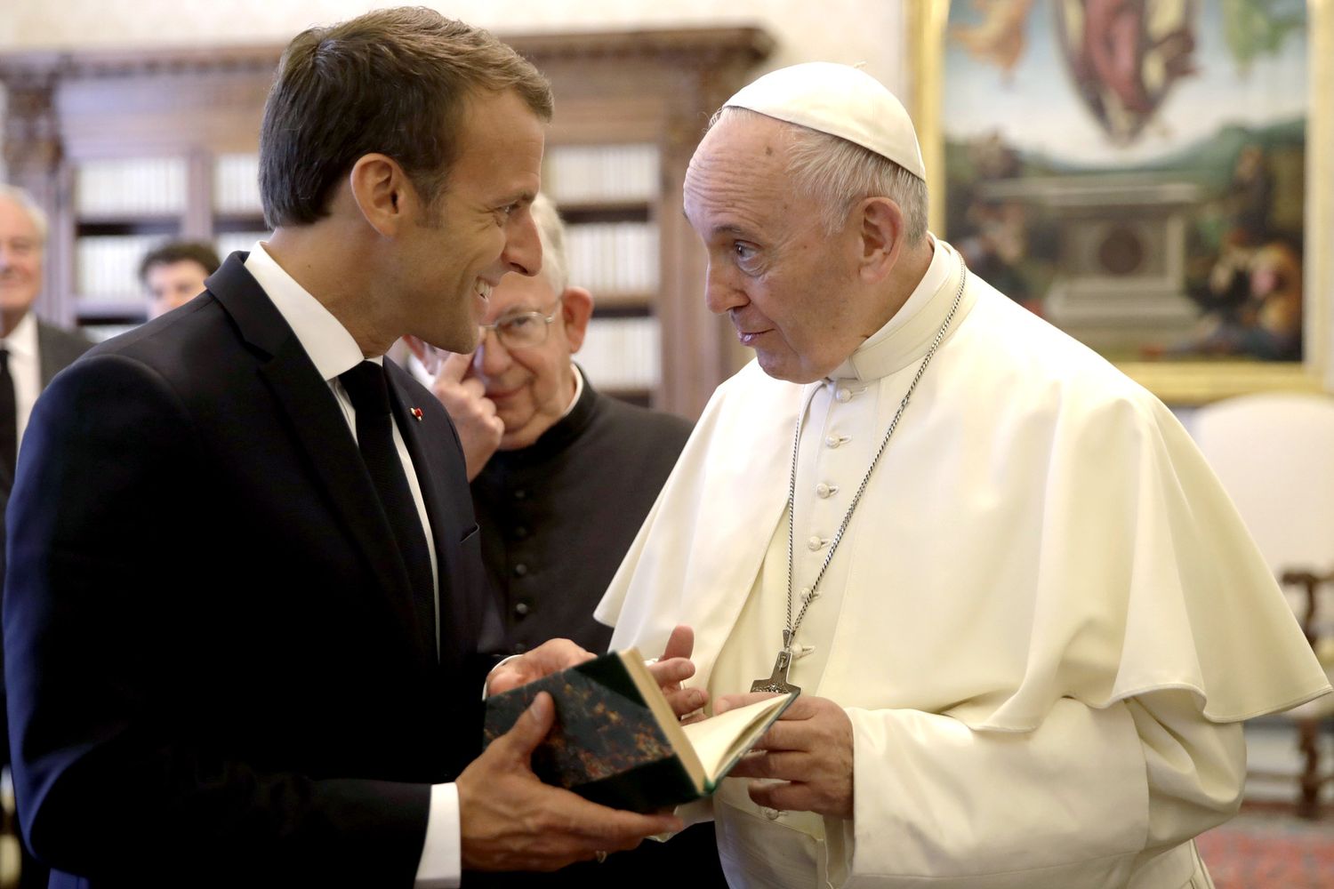Papa Francesco e Macron (Afp)
