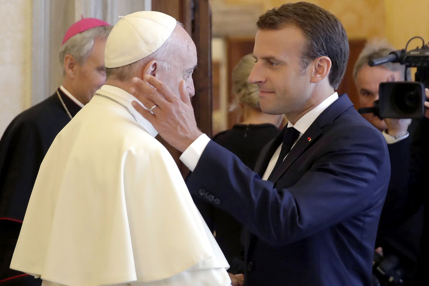 Macron e Papa Francesco (Afp)&nbsp;