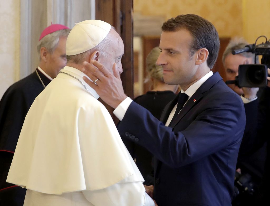 Macron e Papa Francesco (Afp)&nbsp;