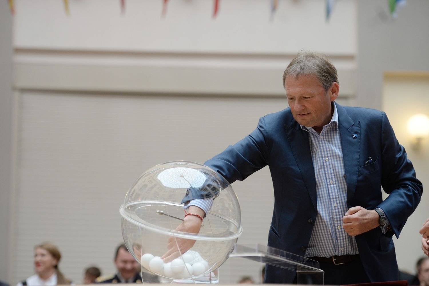 Un momento del sorteggio per determinare la posizione dei nomi e dei loghi dei partiti politici nelle schede per il voto nei distretti federali alle elezioni della Duma in Russia&nbsp;