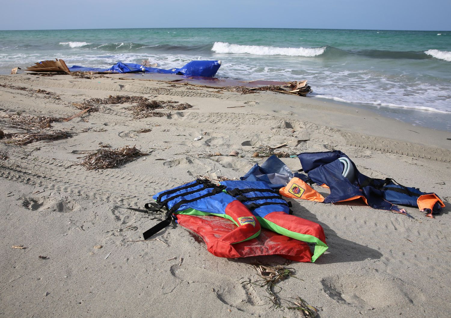 Naufragio migranti al largo della Libia: 3 bimbi annegati, 100 dispersi