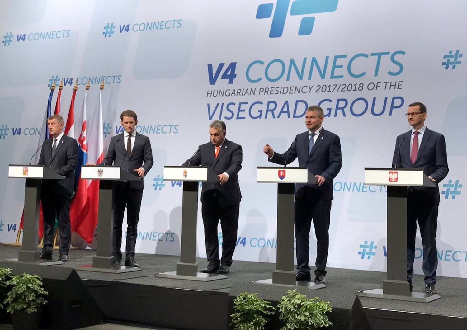 I primi ministri ungherese, slovacco, austriaco, polacco e ceco durante una conferenza stampa congiunta dopo l'incontro del Gruppo Visegr&aacute;d 4 o V4