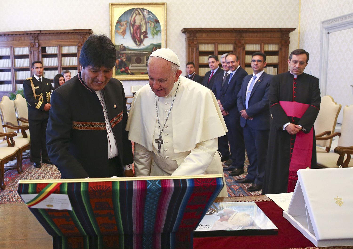 Papa Francesco e il presidente della Bolivia, Evo Morales (Afp)&nbsp;