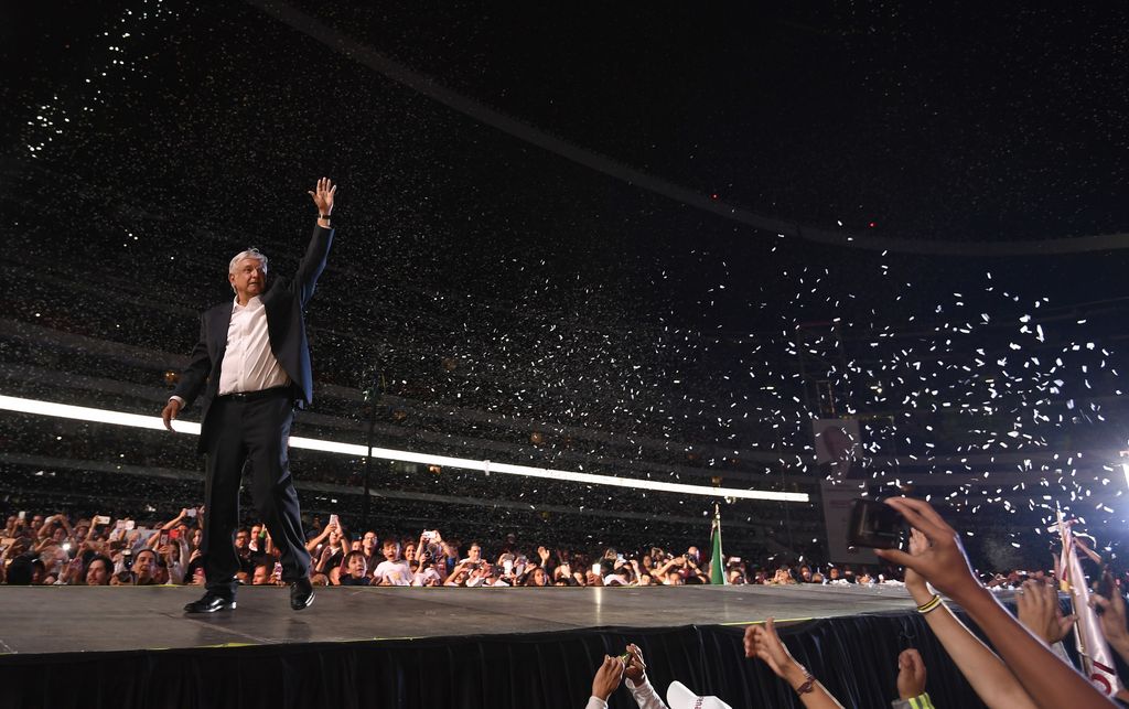 &nbsp;Obrador saluta il pubblico di un comizio