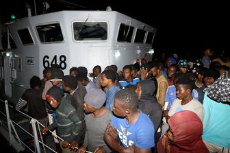 Migranti: guardia costiera libica ne intercetta e soccorre 115. Andranno nei centri a Tripoli