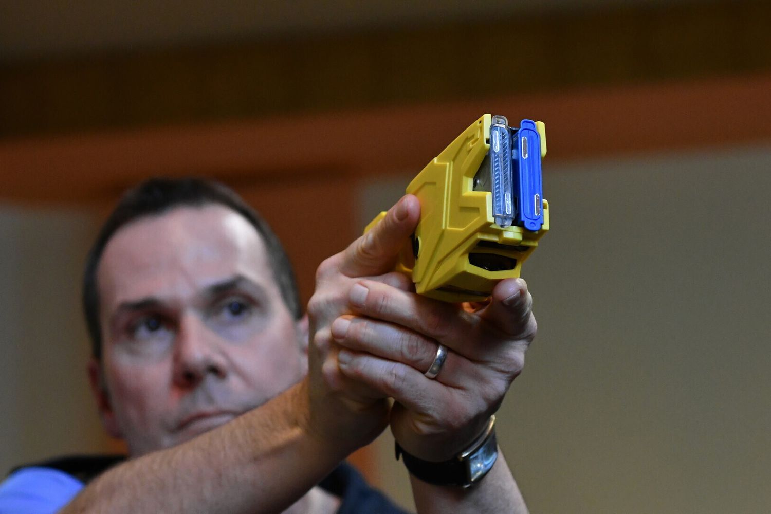 &nbsp;Un Taser impugnato da un poliziotto, immagine d'archivio