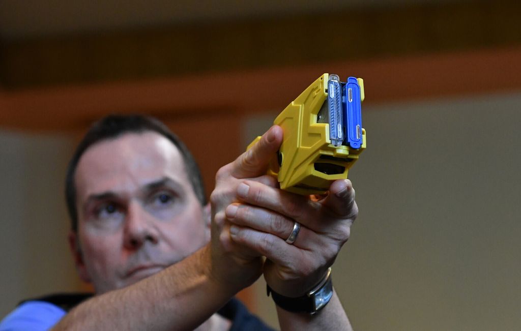 &nbsp;Un Taser impugnato da un poliziotto tedesco. La sperimentazione &egrave; in corso anche a Berlino