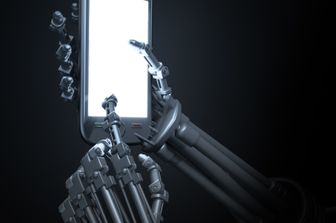 &nbsp;robot smartphone intelligenza artificiale