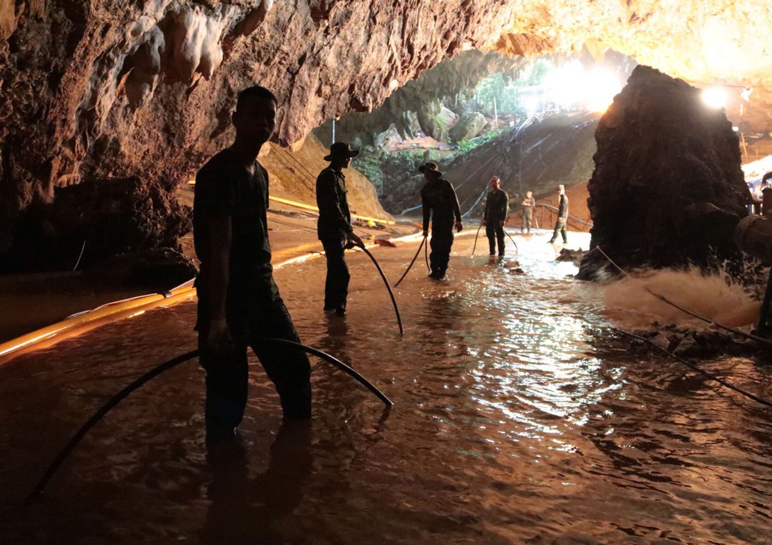 Quattro ragazzi fuori dalla grotta. I soccorsi in Thailandia riprenderanno all&#39;alba