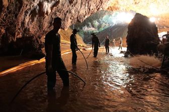 Quattro ragazzi fuori dalla grotta. I soccorsi in Thailandia riprenderanno all&#39;alba
