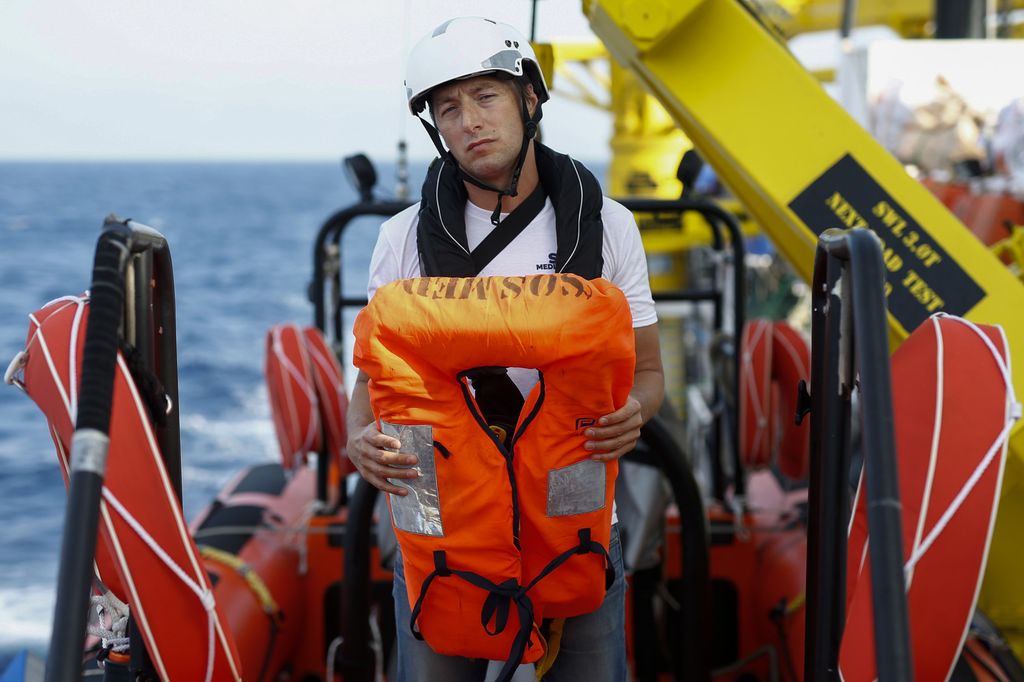 Un volontario a bordo della nave Aquarius&nbsp;