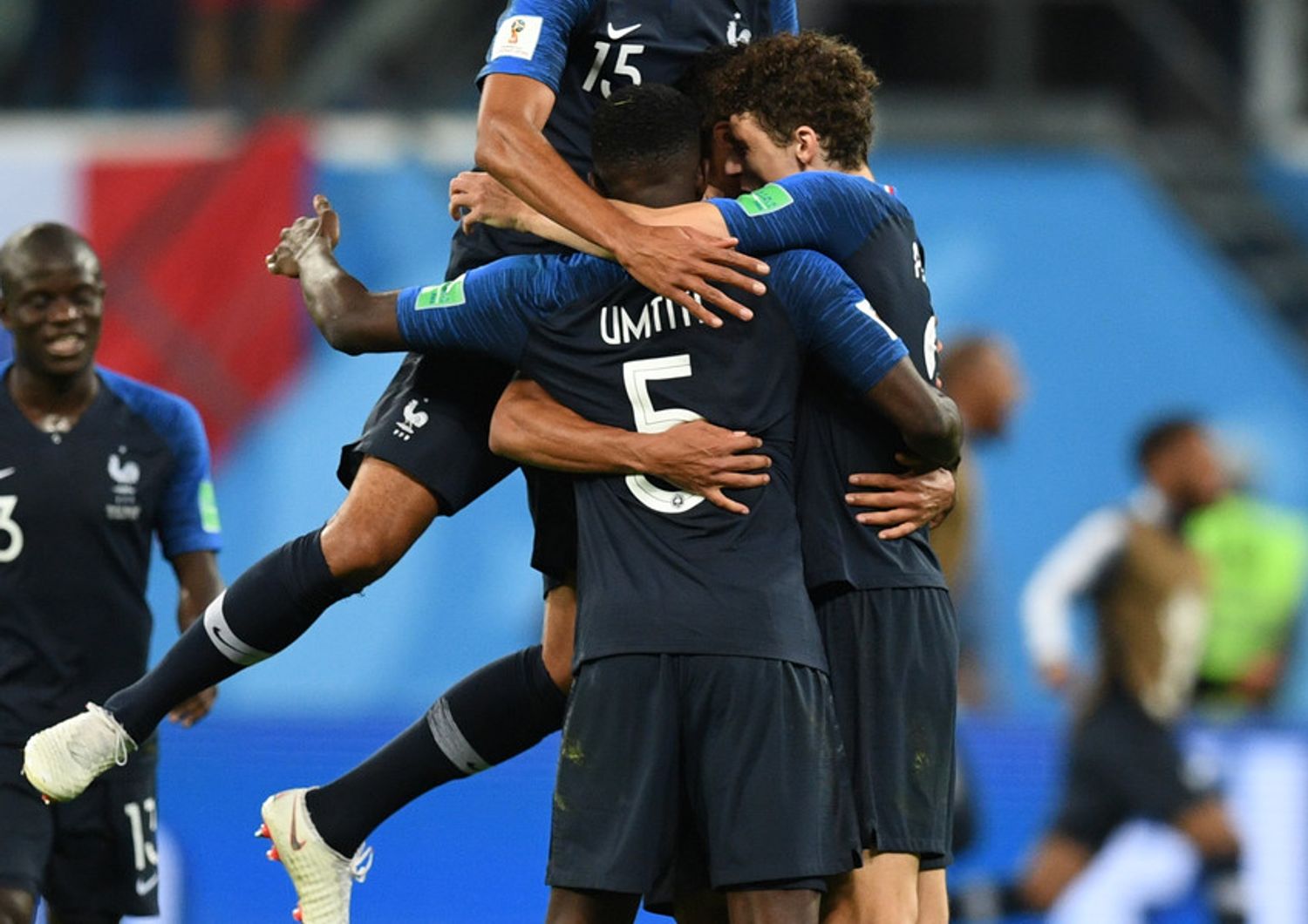 Giocatori francesi esultano dopo il gol al Belgio