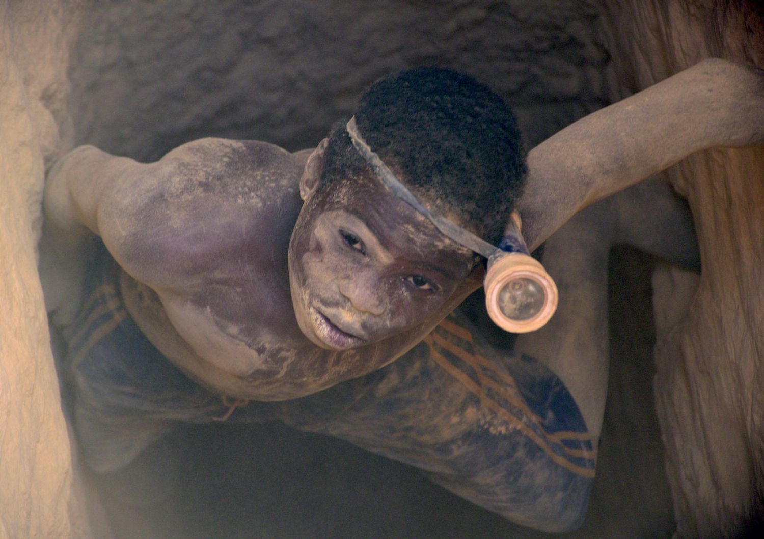 Un bambino in una miniera d'oro