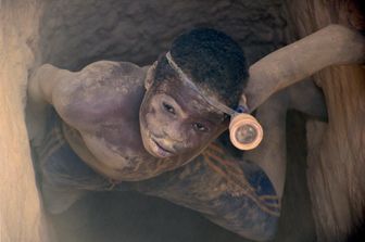 &nbsp;Un bambino in una miniera d'oro nel Burkina Faso